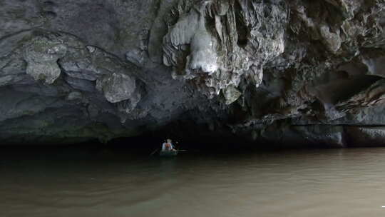 划船进入洞穴