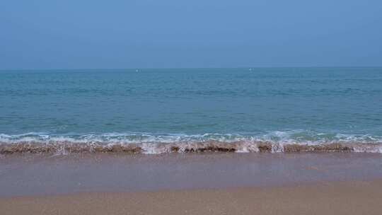 海浪海水拍打海边礁石堤坝