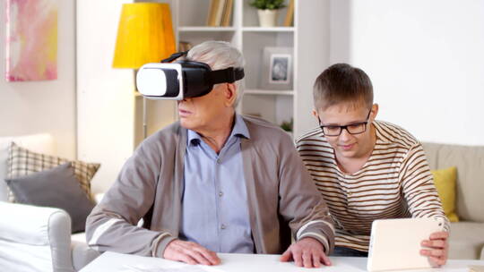 男孩向他的祖父展示虚拟现实