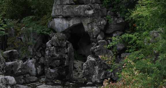 园林典雅太湖石假山特写