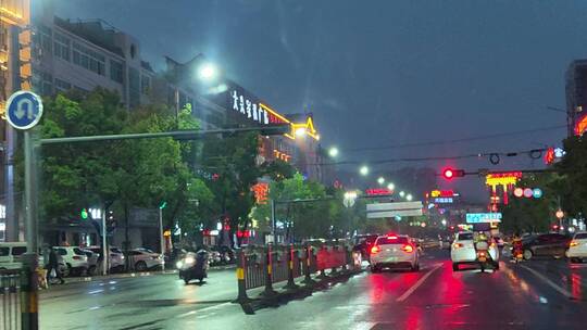 夜晚城市马路汽车商场购物广场小孩游乐游玩