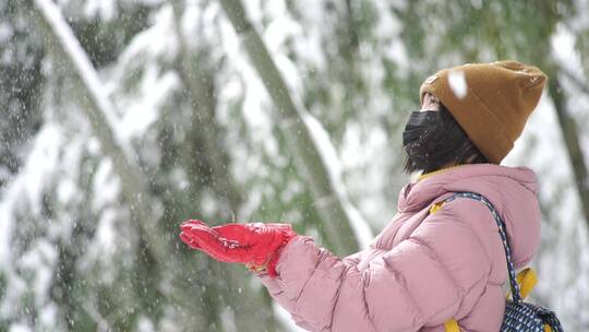 玩雪的小女孩