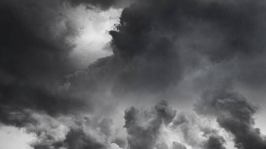 恐怖的打雷天气的乌云闪烁