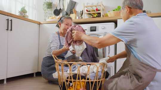 亚洲老年夫妇在家做家务和厨房家务。视频素材模板下载