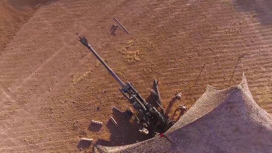 士兵在战场上发射重型火炮视频素材模板下载
