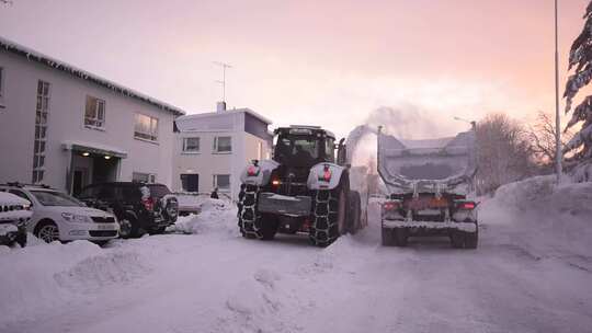 清除路面积雪的卡车