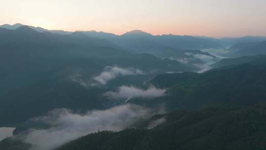 浙江杭州桐庐富春江小三峡芦茨村日出风光