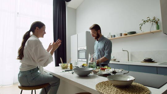 厨房里做早餐的夫妇视频素材模板下载