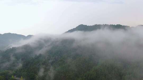 大山里云雾环绕航拍