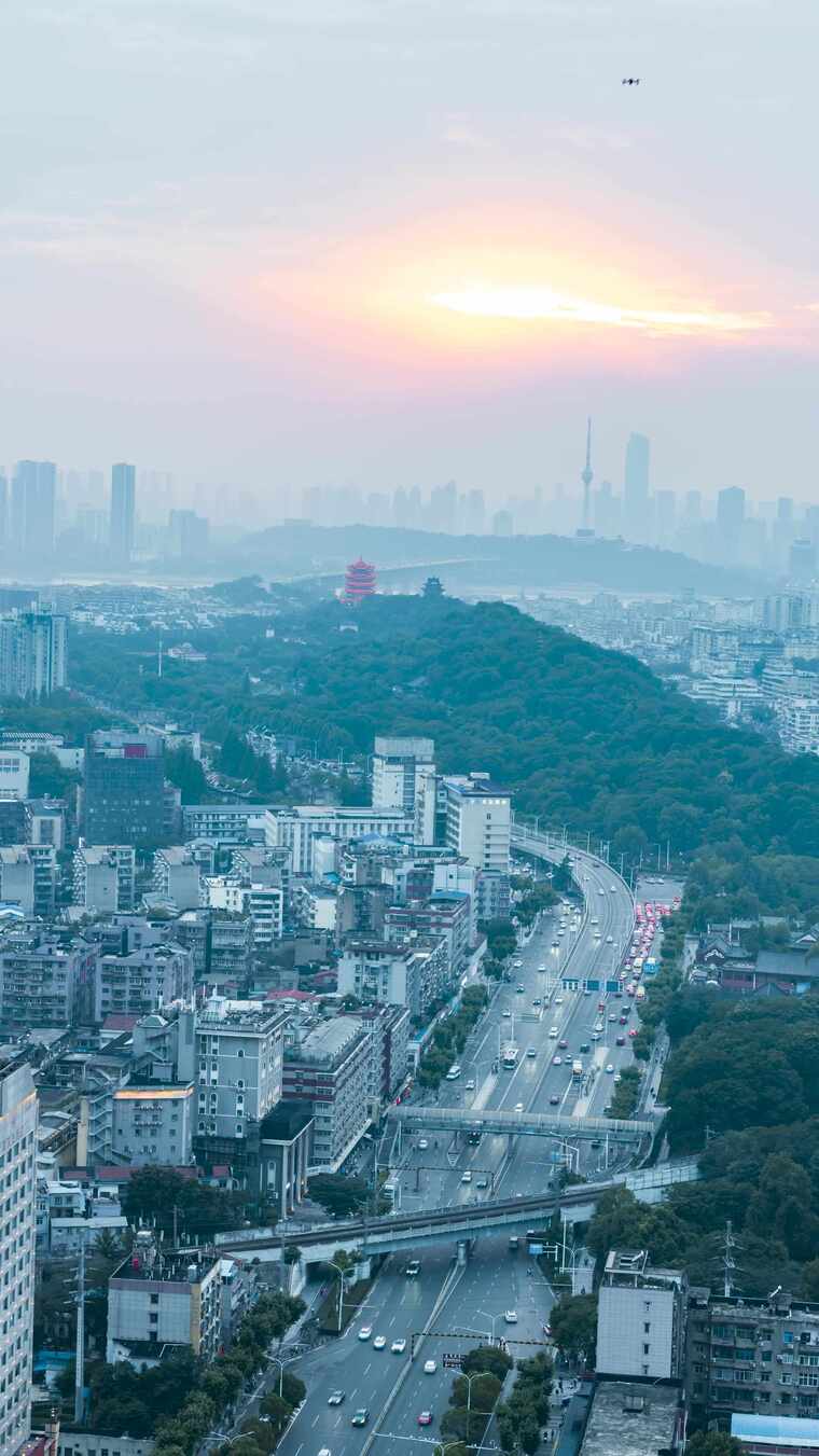 武汉黄鹤楼中南路航拍长江两岸日落晚霞延时