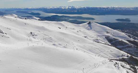 航拍雪山滑雪场