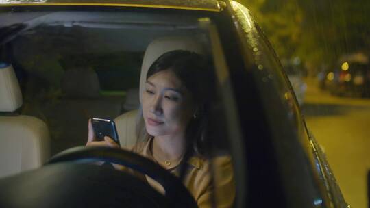 女孩在车上使用手机
