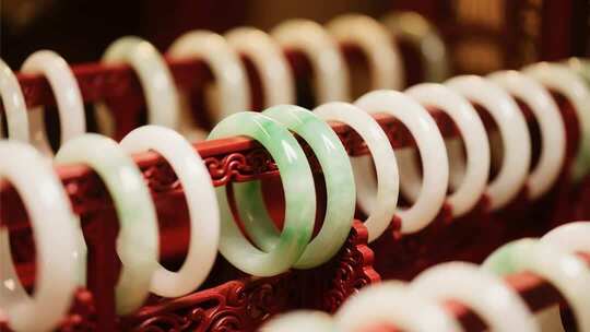 展示架上的翡翠玉石手镯