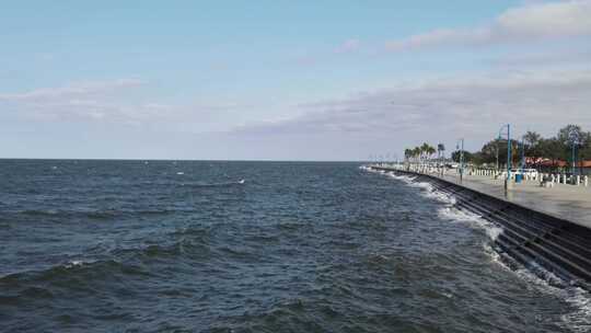 美国路易斯安那州湖滨大道新奥尔良湖畔，破碎的海浪踩在铺面上。天线