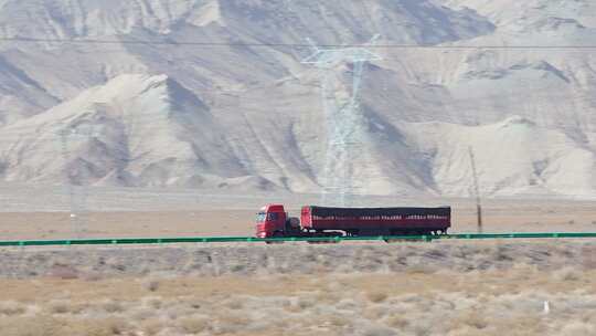 行驶在新疆戈壁公路的大货车