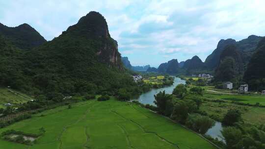 航拍桂林阳朔遇龙河十里画廊竹筏漂流稻田