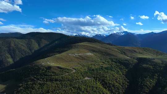 山间大型建筑群落鸟瞰全景