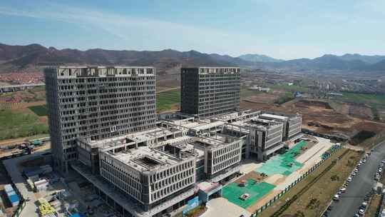 航拍威海市环翠区羊亭镇里口山医院建设施工