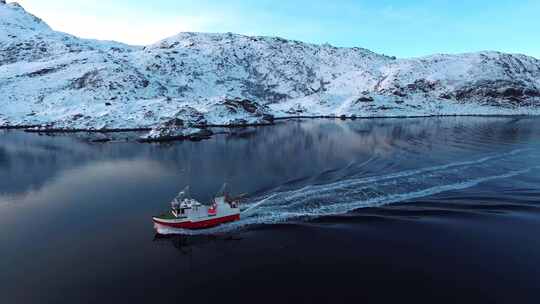 红色小船行驶在冰天雪地
