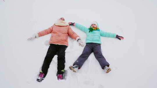 在雪地上玩耍人们视频素材模板下载