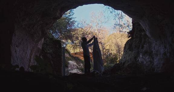 洞穴里祈祷的男人