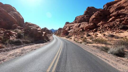 驾驶在沙漠的公路上