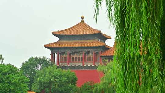 北京夏季下雨中雨水冲刷的故宫皇城角楼红墙