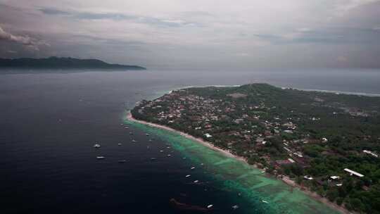 鸟瞰Gili Trawangan和Gili Air Lombok晴天