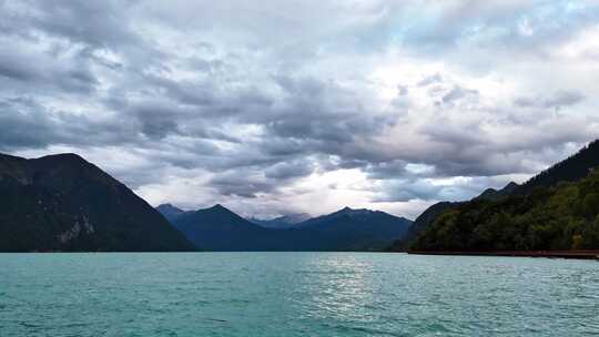 大自然淡水湖泊巴松措