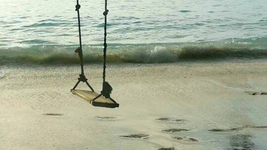 绳子在沙滩上摇摆