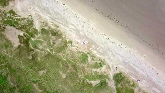 威尔士哈莱克海滩的阿里尔景观，有广阔的沙滩和沙丘。无人机拍摄