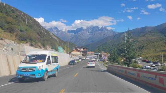 自驾游川藏线318国道折多山雪山公路风光视频素材模板下载