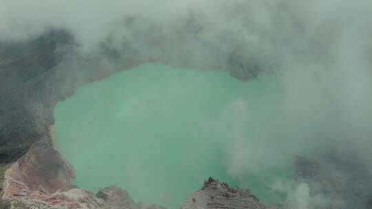 航拍印尼爪哇岛云雾缭绕的卡瓦伊真火山全景