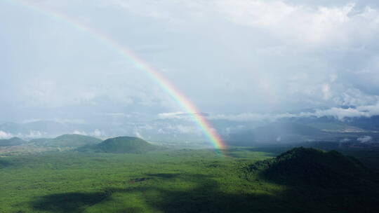 雨后彩虹中的腾冲火山群