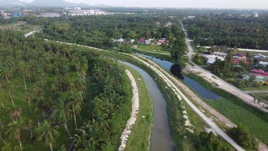 有种植园的马来人村附近的河流上空