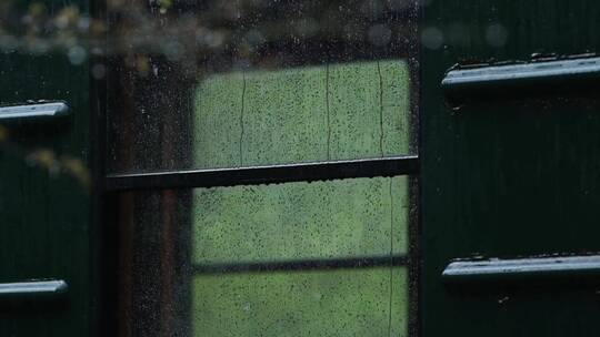 春天春雨下雨滴绿皮火车升格空镜