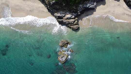 海浪在里维埃拉纳亚里特海滩上跳舞。这个冲