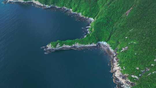 广东上川岛海岸线海浪拍打礁石航拍旅拍素材