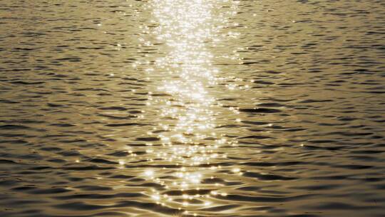 4k黄昏下波光粼粼的金色湖面实拍视频