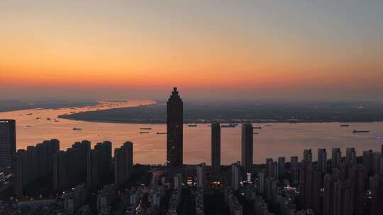 芜湖城市黄昏时分的江景与高楼全景