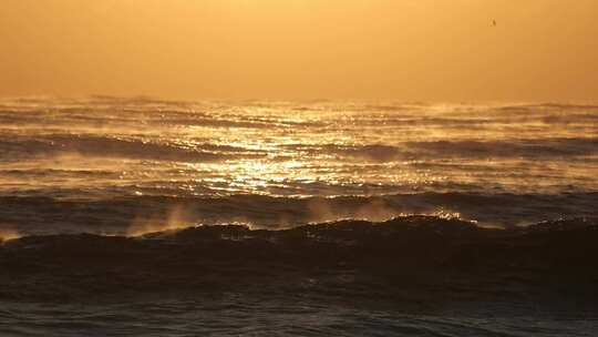 海上日出阳光照耀海面的壮阔景象