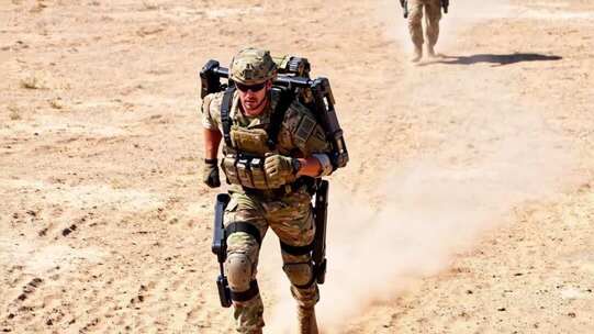 士兵沙漠携装备行进画面