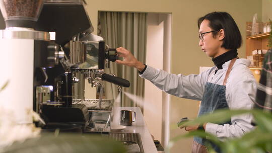 服务员清洁咖啡机视频素材模板下载