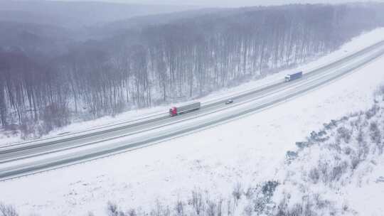 冬季雪后的高速公路货车前行