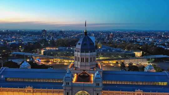 航拍澳大利亚墨尔本皇家展览馆摩天大楼夜景
