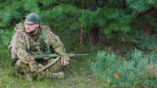 士兵坐在森林里