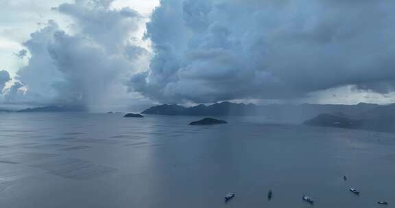 沿海傍晚云幡雨