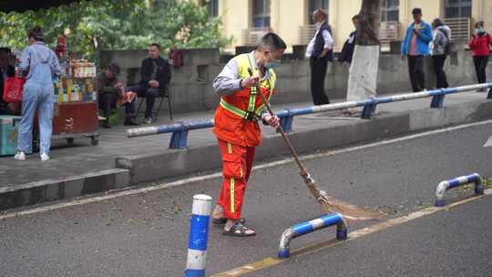 重庆街头环卫工人打扫公路清洁工扫地马路