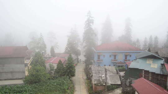 被雾覆盖的村庄