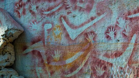 峡谷惊人的土著洞穴艺术